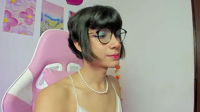 Snapshot of Madeline_21 chatting on March 4, 2026, 5:26 am Madeline 21 online show from March 4, 2026, 5:26 am