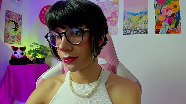 Snapshot of Madeline_21 chatting on March 3, 2026, 5:25 am Madeline 21 online show from March 3, 2026, 5:25 am