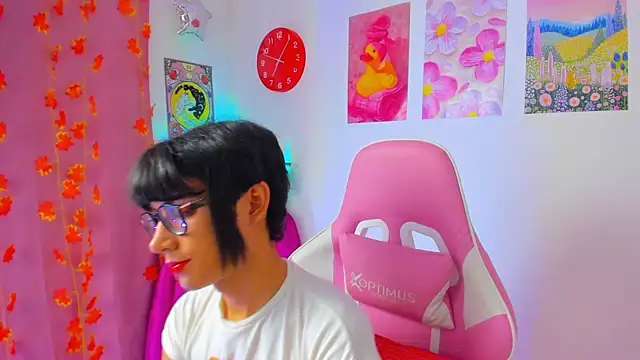 Snapshot of Madeline_21 chatting on April 5, 2026, 1:07 pm Madeline 21 online show from April 5, 2026, 1:07 pm