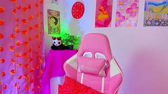 Snapshot of Madeline_21 chatting on April 16, 2026, 12:17 pm Madeline 21 online show from April 16, 2026, 12:17 pm