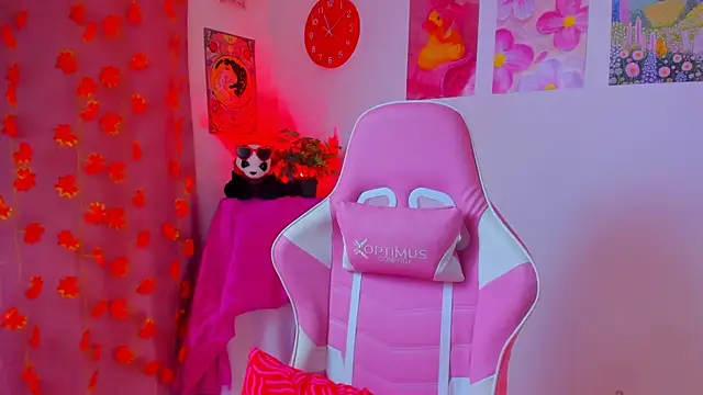 Snapshot of Madeline_21 chatting on April 1, 2026, 5:09 am Madeline 21 online show from April 1, 2026, 5:09 am