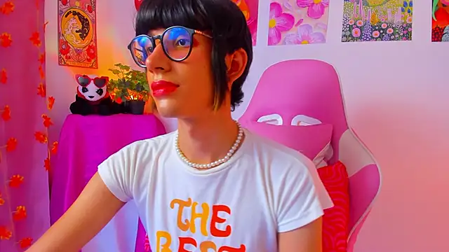 Snapshot of Madeline_21 chatting on April 13, 2026, 12:53 pm Madeline 21 online show from April 13, 2026, 12:53 pm