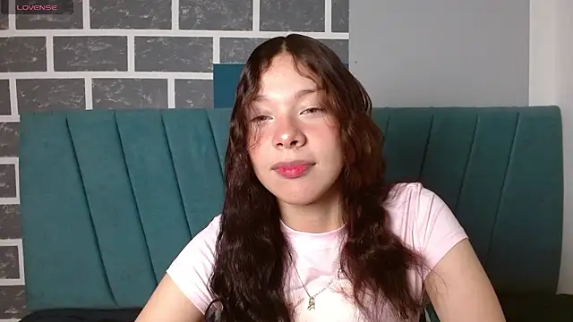 Snapshot of Sweet_kitty_05 chatting on March 5, 2026, 11:43 pm Sweet kitty 05 online show from March 5, 2026, 11:43 pm