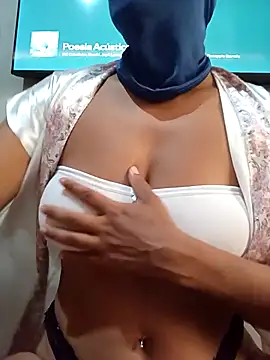 Snapshot of Larifit69 chatting on April 8, 2026, 11:33 am Larifit69 online show from April 8, 2026, 11:33 am