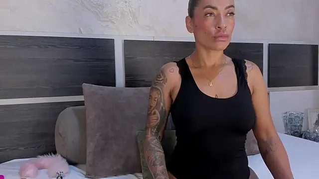 Natalia Cruzz online show from June 5, 2026, 8:03 pm