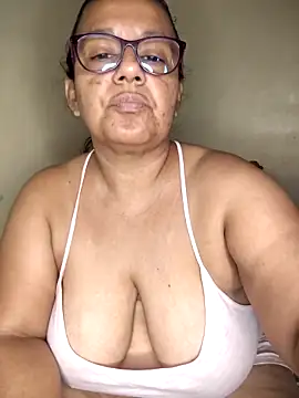 Roxy 77 online show from March 25, 2026, 11:42 am