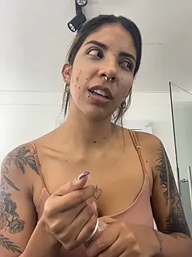 Snapshot of VioletaHills_ chatting on June 28, 2026, 12:33 pm VioletaHills online show from June 28, 2026, 12:33 pm