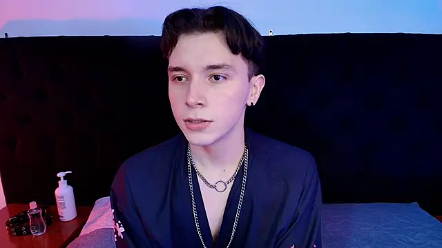 hollannd  online show from March 28, 2026, 3:35 pm