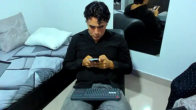 Theo Castell online show from March 4, 2026, 12:24 pm