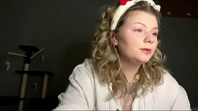 Snapshot of YoungAlina chatting on March 7, 2026, 12:43 pm YoungAlina online show from March 7, 2026, 12:43 pm