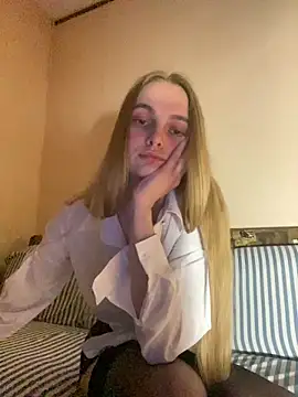 Snapshot of LunaVey chatting on April 2, 2026, 5:52 pm LunaVey online show from April 2, 2026, 5:52 pm