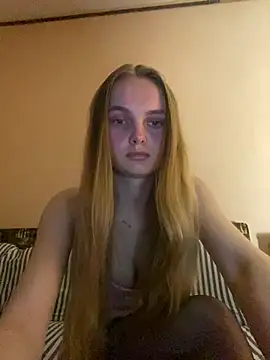 Snapshot of LunaVey chatting on April 7, 2026, 5:48 pm LunaVey online show from April 7, 2026, 5:48 pm