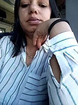 roxana e43 online show from May 15, 2026, 3:21 pm