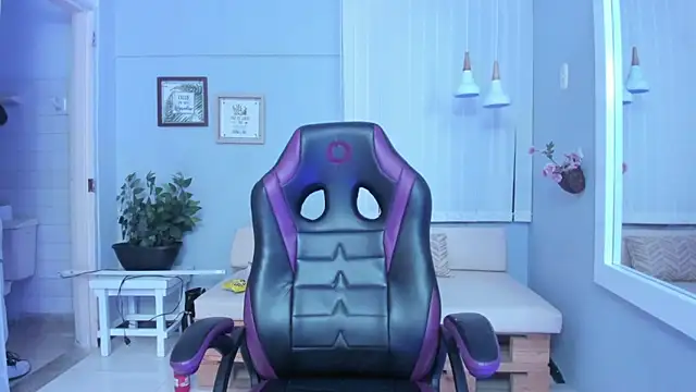 Nahomy Collins  online show from April 29, 2026, 7:42 pm