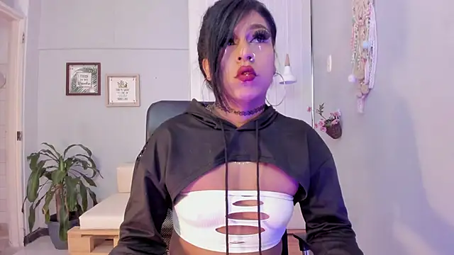 Nahomy Collins  online show from March 23, 2026, 7:25 pm