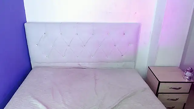 Snapshot of isadoraqueeen chatting on March 25, 2026, 3:50 am isadoraqueeen online show from March 25, 2026, 3:50 am