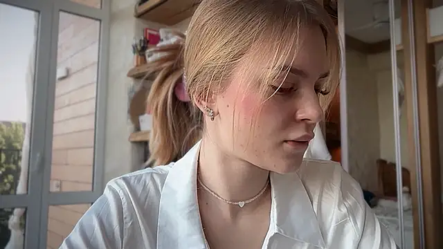 cyberl0ve  online show from April 11, 2026, 1:15 pm