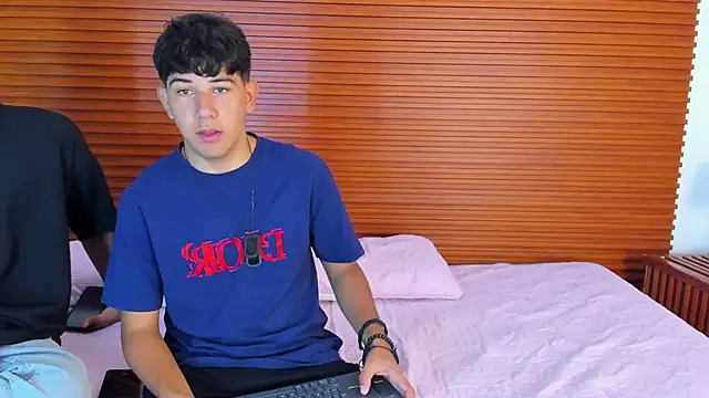 Snapshot of peakk_twiinns chatting on April 7, 2026, 11:23 am peakk twiinns online show from April 7, 2026, 11:23 am