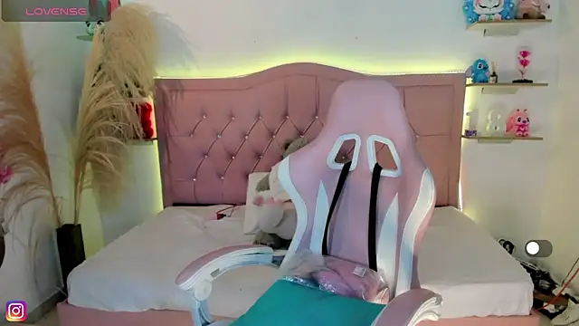 Zoe Luxxe  online show from March 31, 2026, 9:06 pm