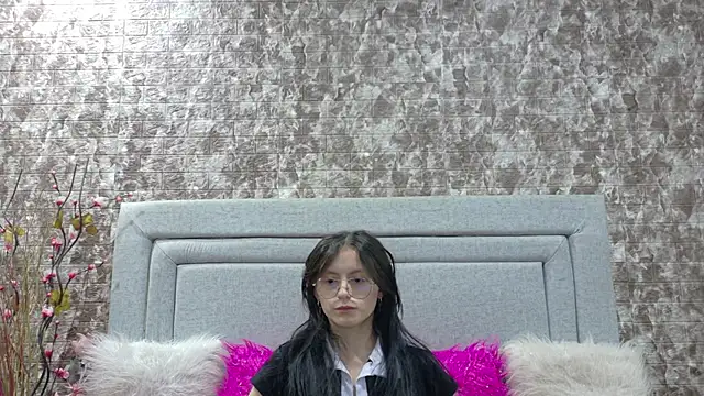 Snapshot of Naomimolie chatting on June 19, 2026, 12:33 pm Naomimolie online show from June 19, 2026, 12:33 pm