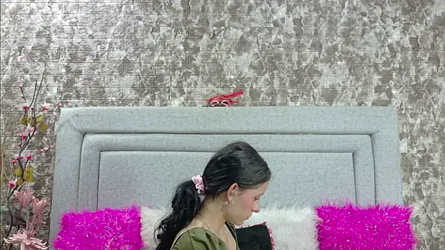 Snapshot of Naomimolie chatting on June 10, 2026, 12:28 pm Naomimolie online show from June 10, 2026, 12:28 pm