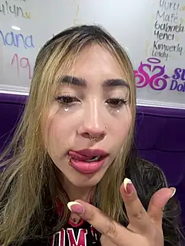 ManuelaVeeleez online show from April 14, 2026, 5:01 am