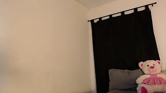 LyriaDiamond  online show from April 26, 2026, 1:47 am