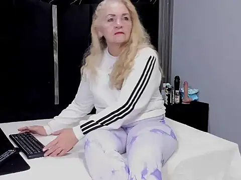 queenstarhy online show from March 12, 2026, 3:45 am