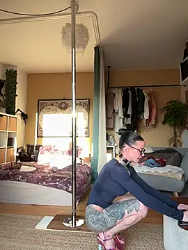 SkinnyLilly online show from March 31, 2026, 4:53 pm