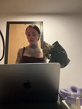 SkinnyLilly online show from June 9, 2026, 7:37 pm