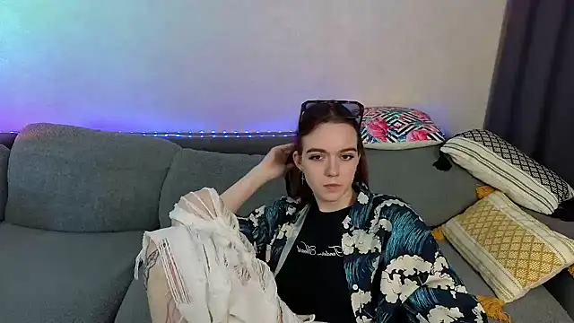 SunyLily online show from June 12, 2026, 6:33 am