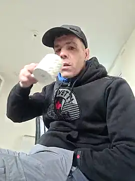 hulllad40 online show from March 5, 2026, 10:01 am