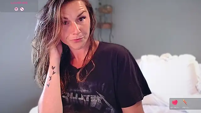 Snapshot of WickedWifeXO chatting on August 6, 2026, 12:00 pm WickedWifeXO online show from August 6, 2026, 12:00 pm