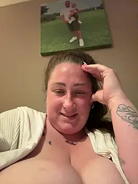 CurvyCatx online show from May 5, 2026, 8:23 pm