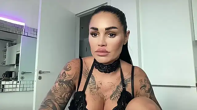 AMBER HARD online show from April 2, 2026, 1:40 pm