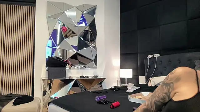 AMBER HARD online show from April 6, 2026, 12:06 am