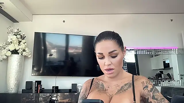 AMBER HARD online show from April 7, 2026, 2:41 pm