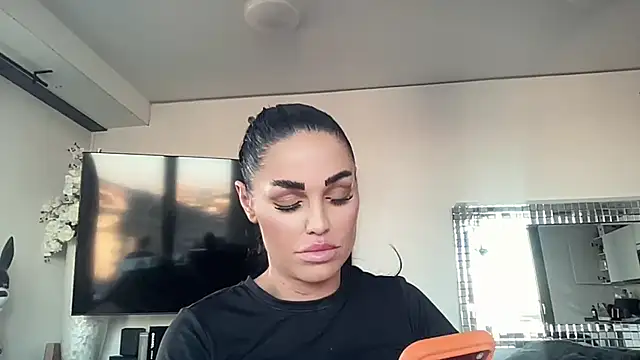 AMBER HARD online show from April 22, 2026, 5:42 pm