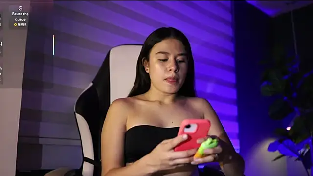 Danaa Rousee  online show from May 12, 2026, 9:21 pm