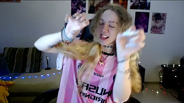 Nica Kawaii online show from June 19, 2026, 1:28 pm