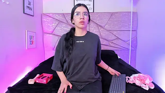 Amara Velle online show from May 4, 2026, 1:03 pm