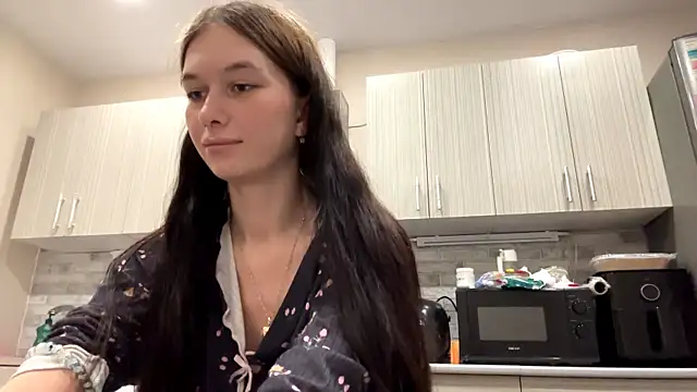 LaraDraggoo online show from April 3, 2026, 8:15 pm