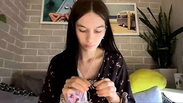 LaraDraggoo online show from March 22, 2026, 5:14 pm