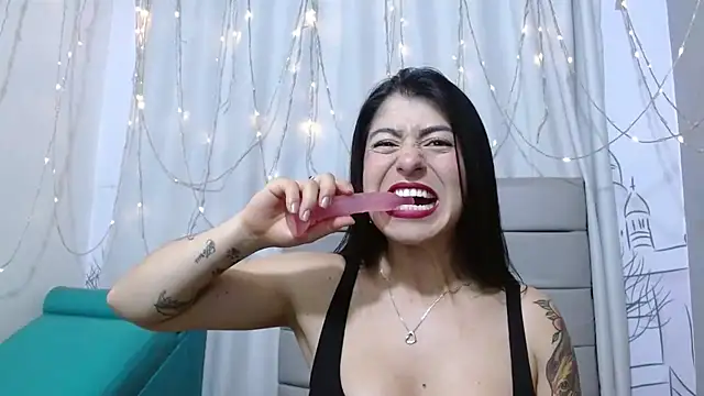 carolinabernalrs online show from April 25, 2026, 3:53 am