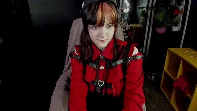 Snapshot of EsterTwilight chatting on May 16, 2026, 4:06 pm EsterTwilight online show from May 16, 2026, 4:06 pm