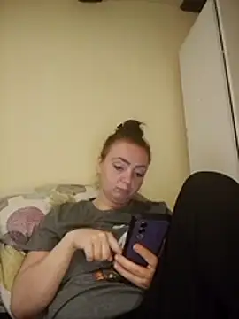 Bella-Monroe online show from April 12, 2026, 4:32 pm