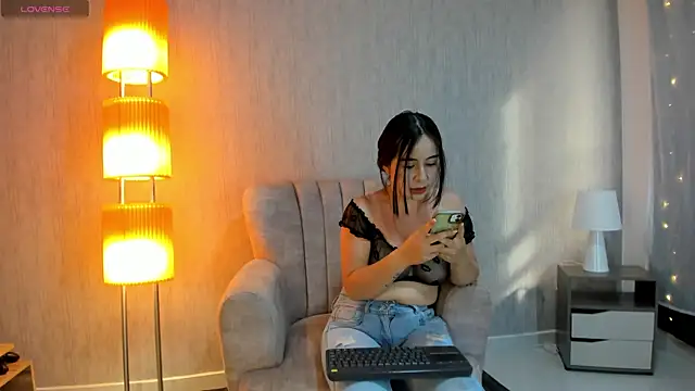 Viioletcollins online show from May 19, 2026, 8:38 pm