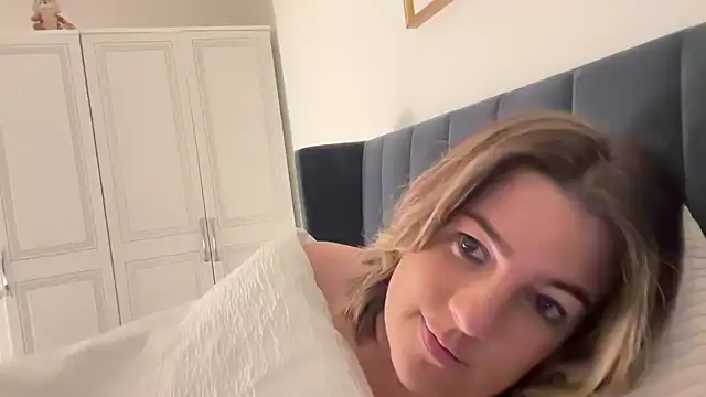 annabellewarick online show from April 16, 2026, 9:39 pm