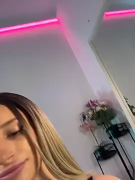 ScarletFlameee online show from May 14, 2026, 5:37 am
