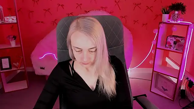 CarolMoor online show from April 22, 2026, 9:05 am